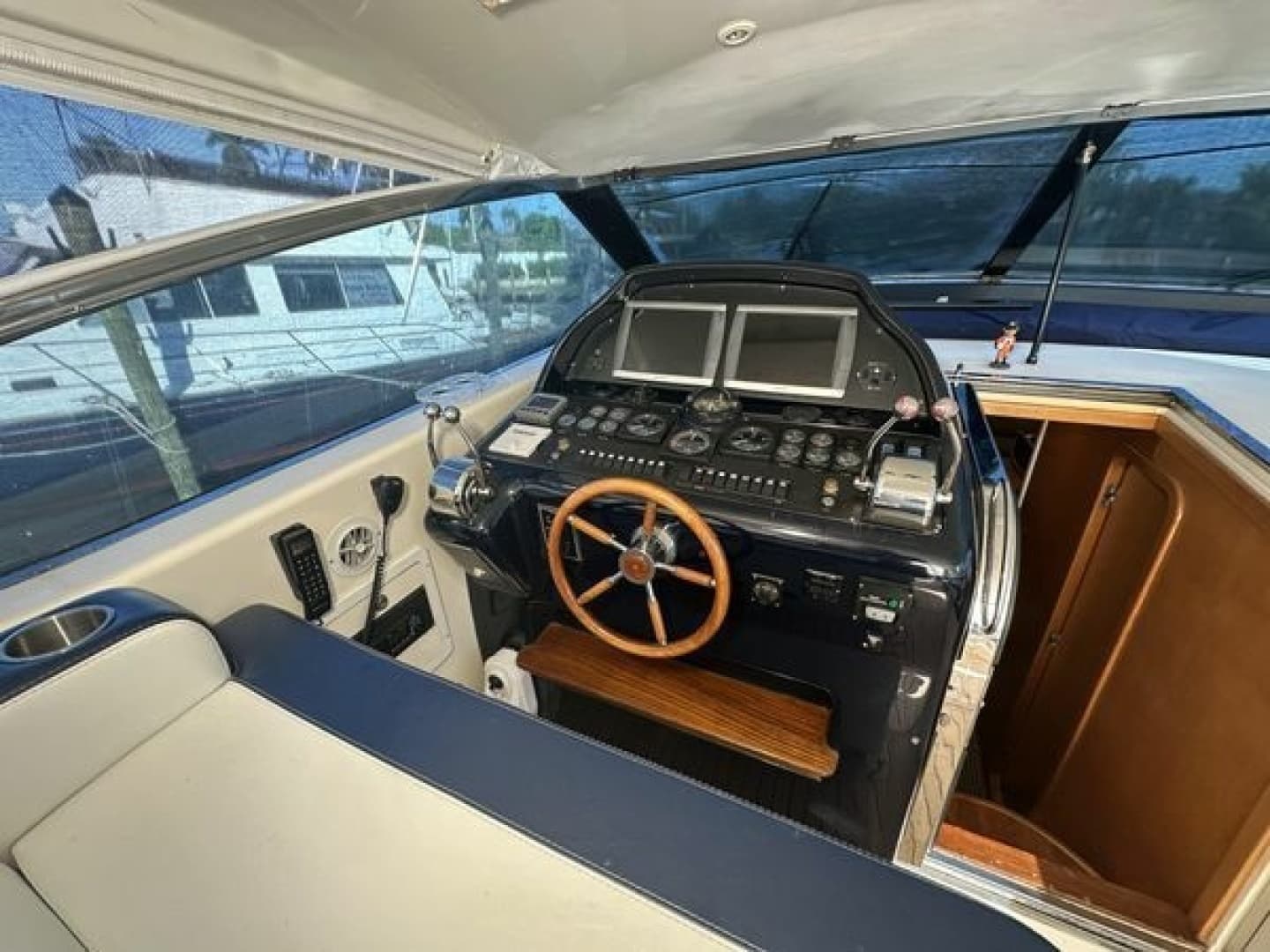 1999 Uniesse 57 Open