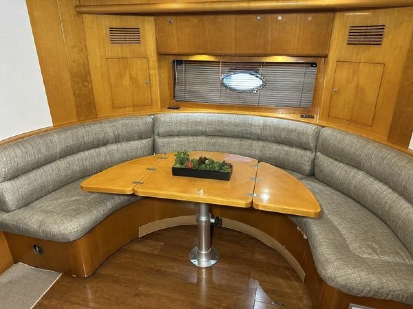 1999 Uniesse 57 Open