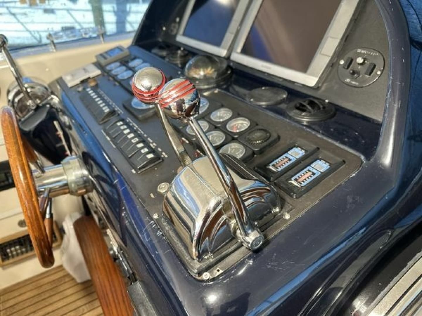 1999 Uniesse 57 Open