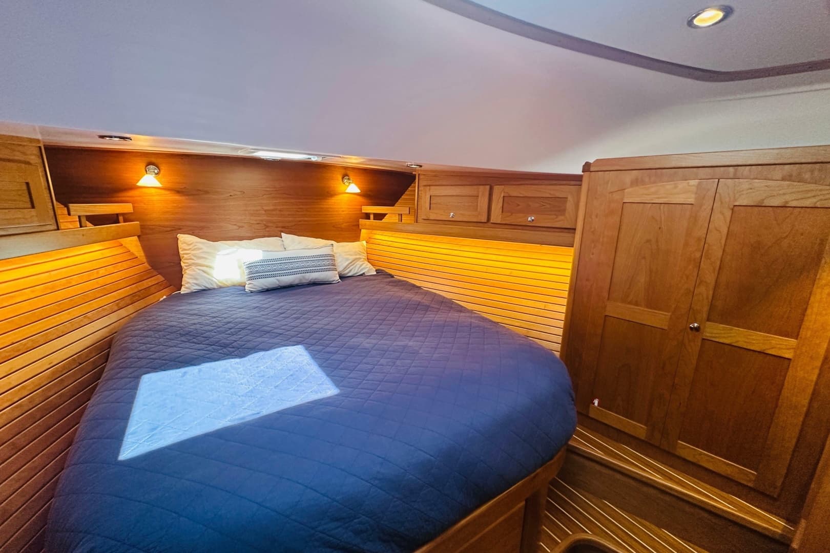 2025 Sabre 48 Salon Express