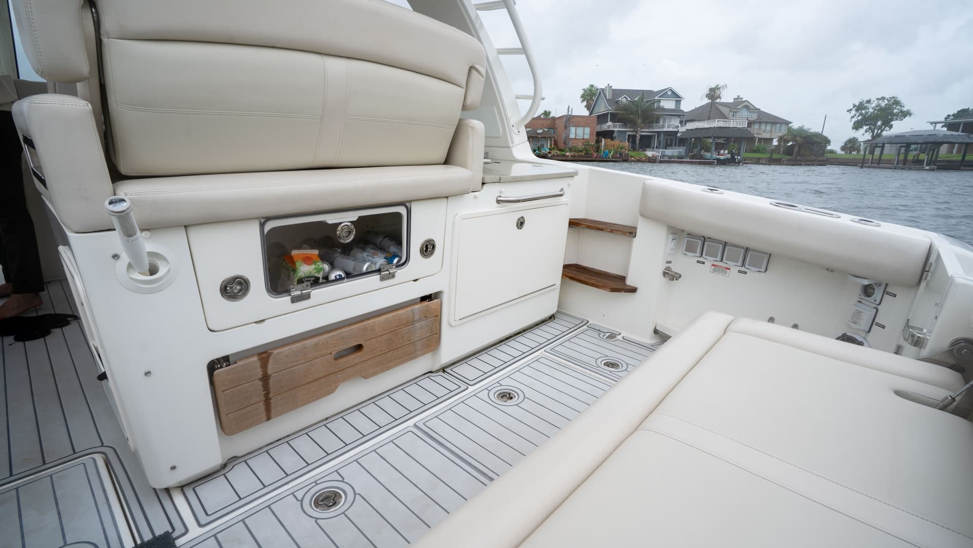 2019 Boston Whaler 350 Realm