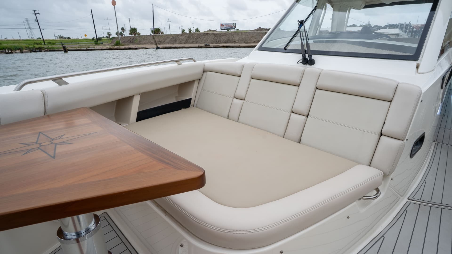 2019 Boston Whaler 350 Realm