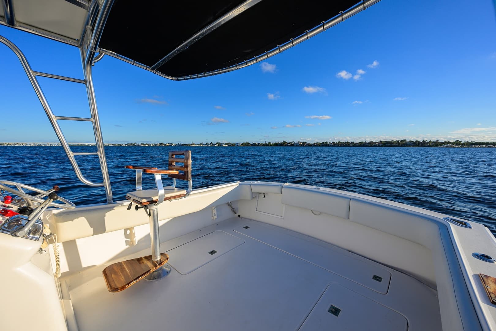 Aura 28 Heron's Catch - Exterior Cockpit