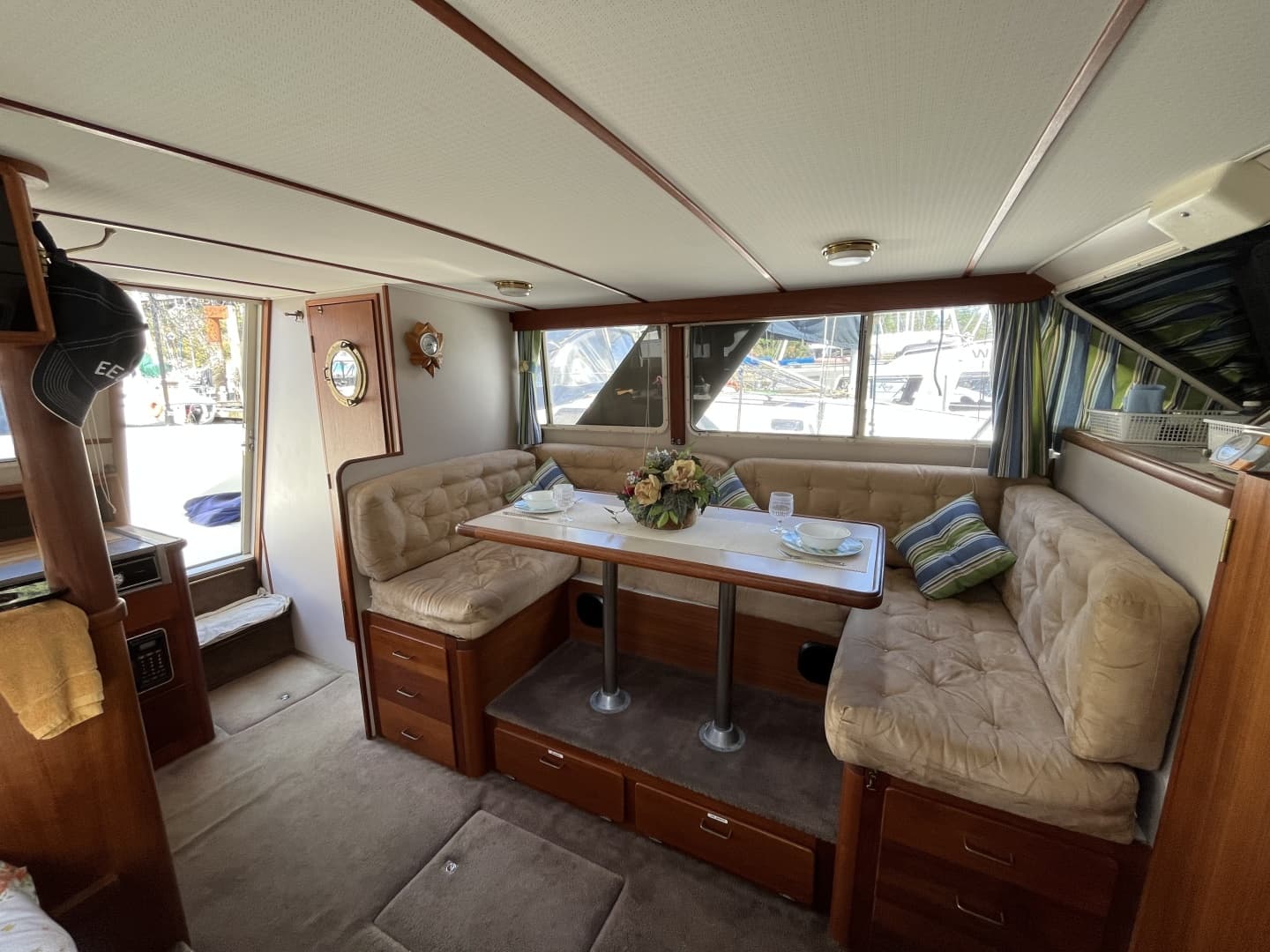 1989 Tollycraft 30' Sport Cruiser