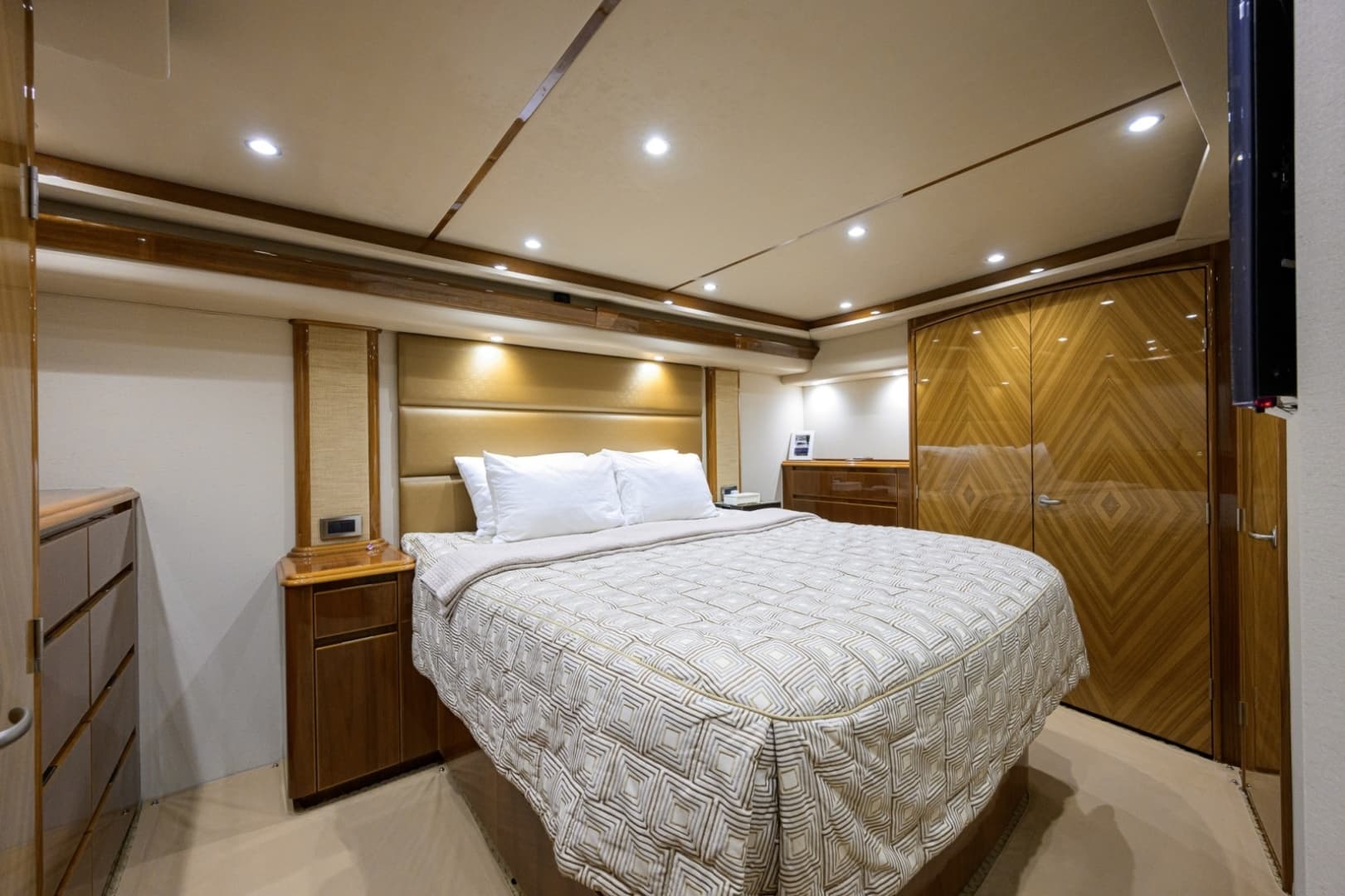 Viking 70 DESPERADO - Master Stateroom