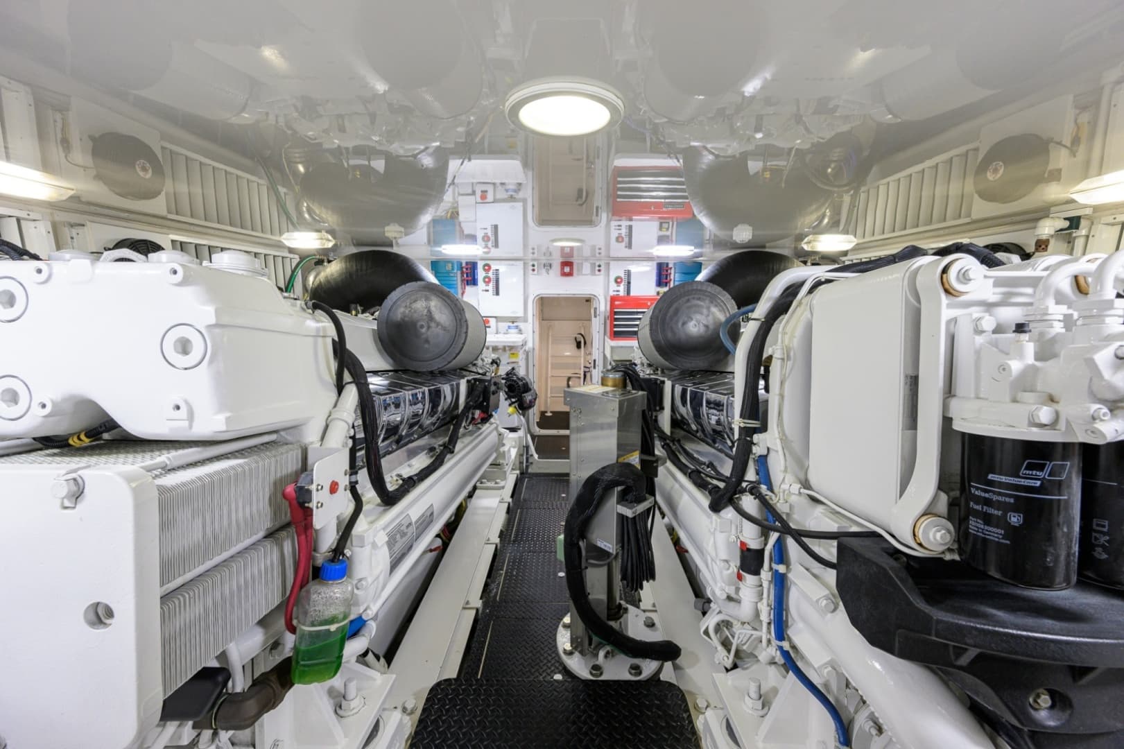 Viking 70 DESPERADO - Engine Room