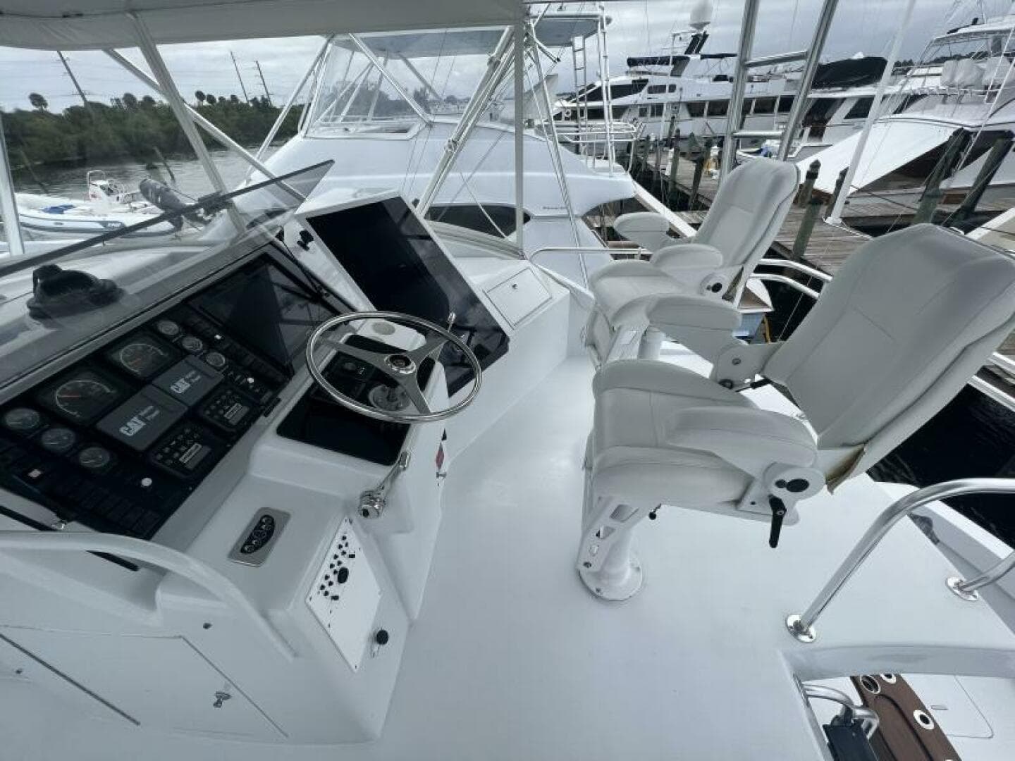 Hatteras SF Down Time - Helm
