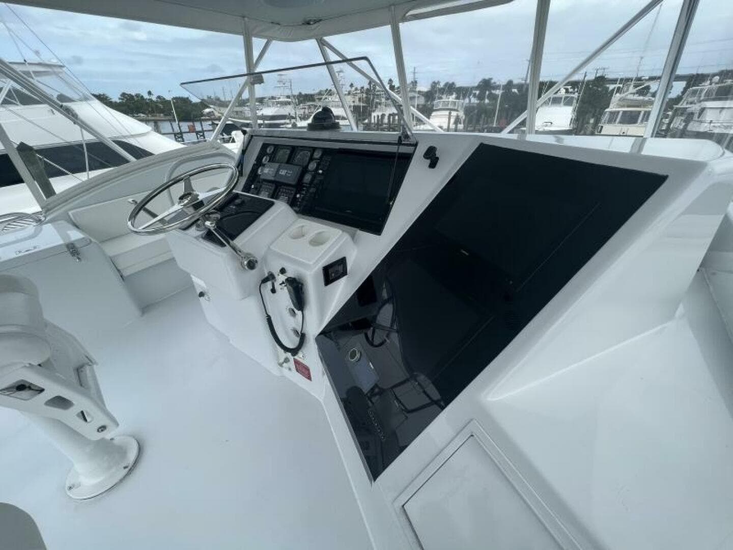 Hatteras SF Down Time - Helm