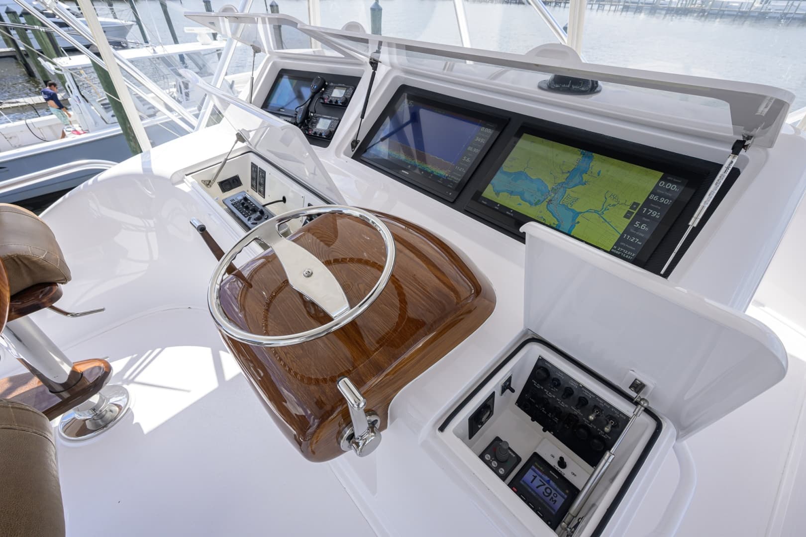 Viking 50 GETTIN' REEL -  Helm Station