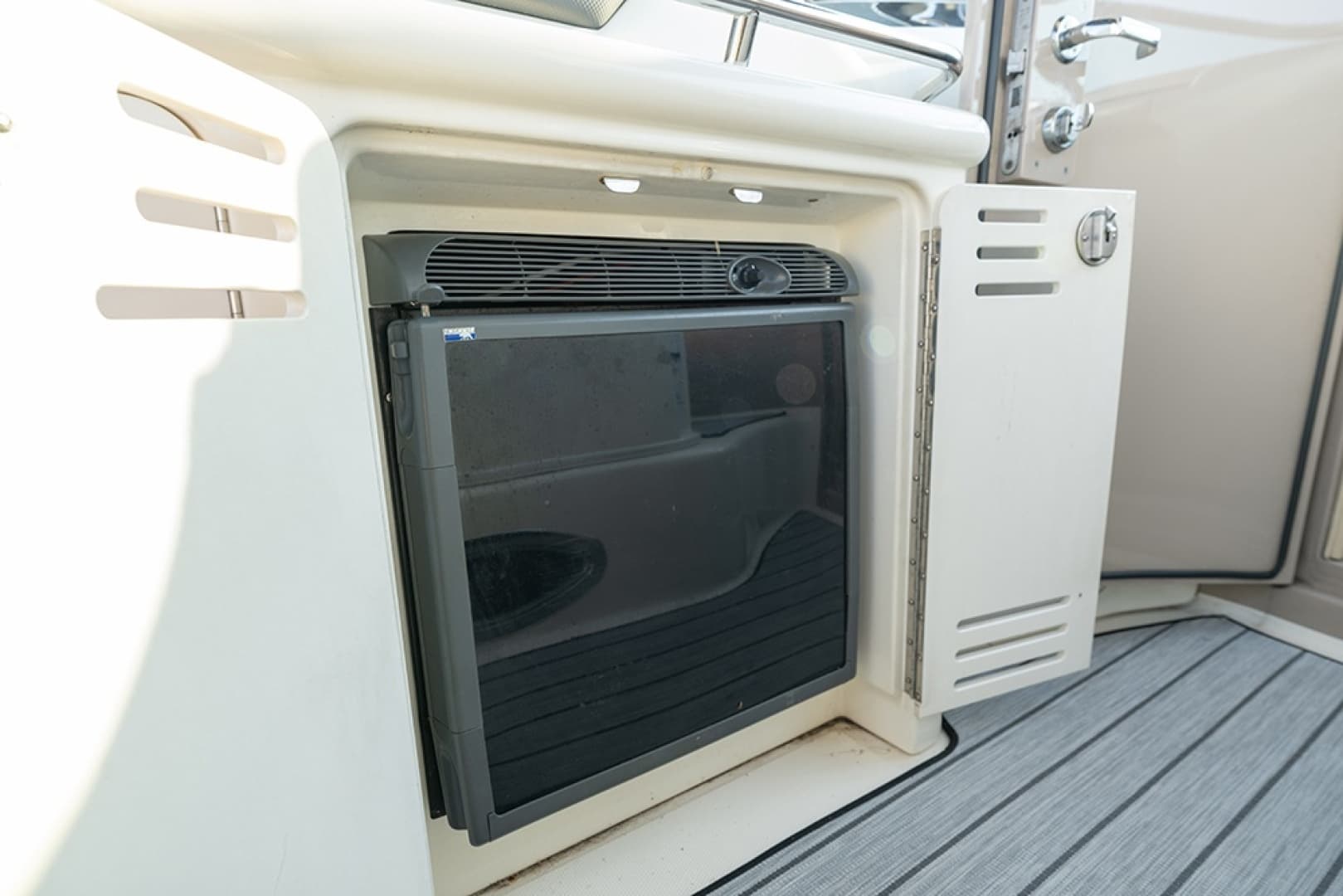 Cockpit refrigerator