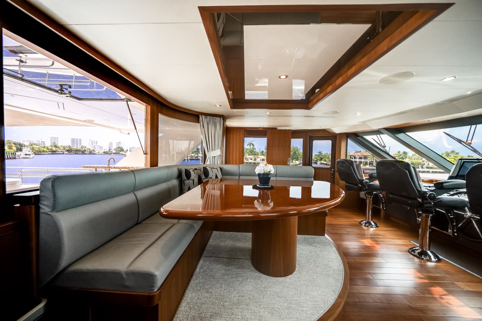2016 Ocean Alexander 90 SKY LOUNGE
