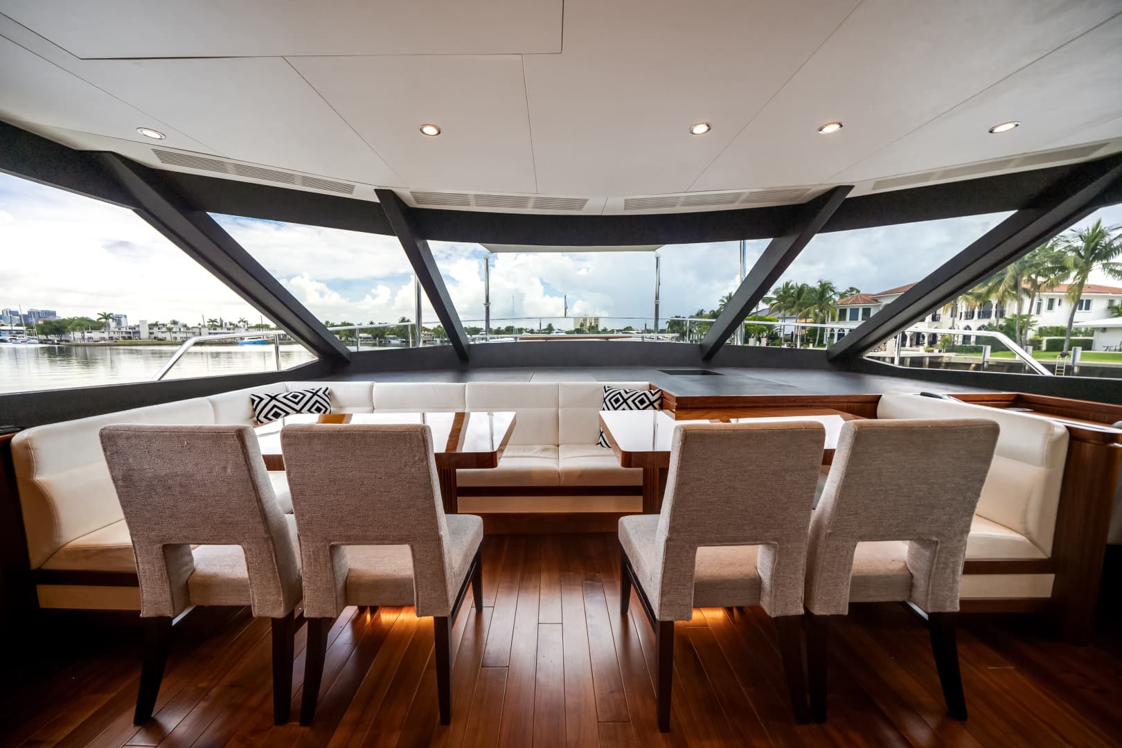 2016 Ocean Alexander 90 SKY LOUNGE