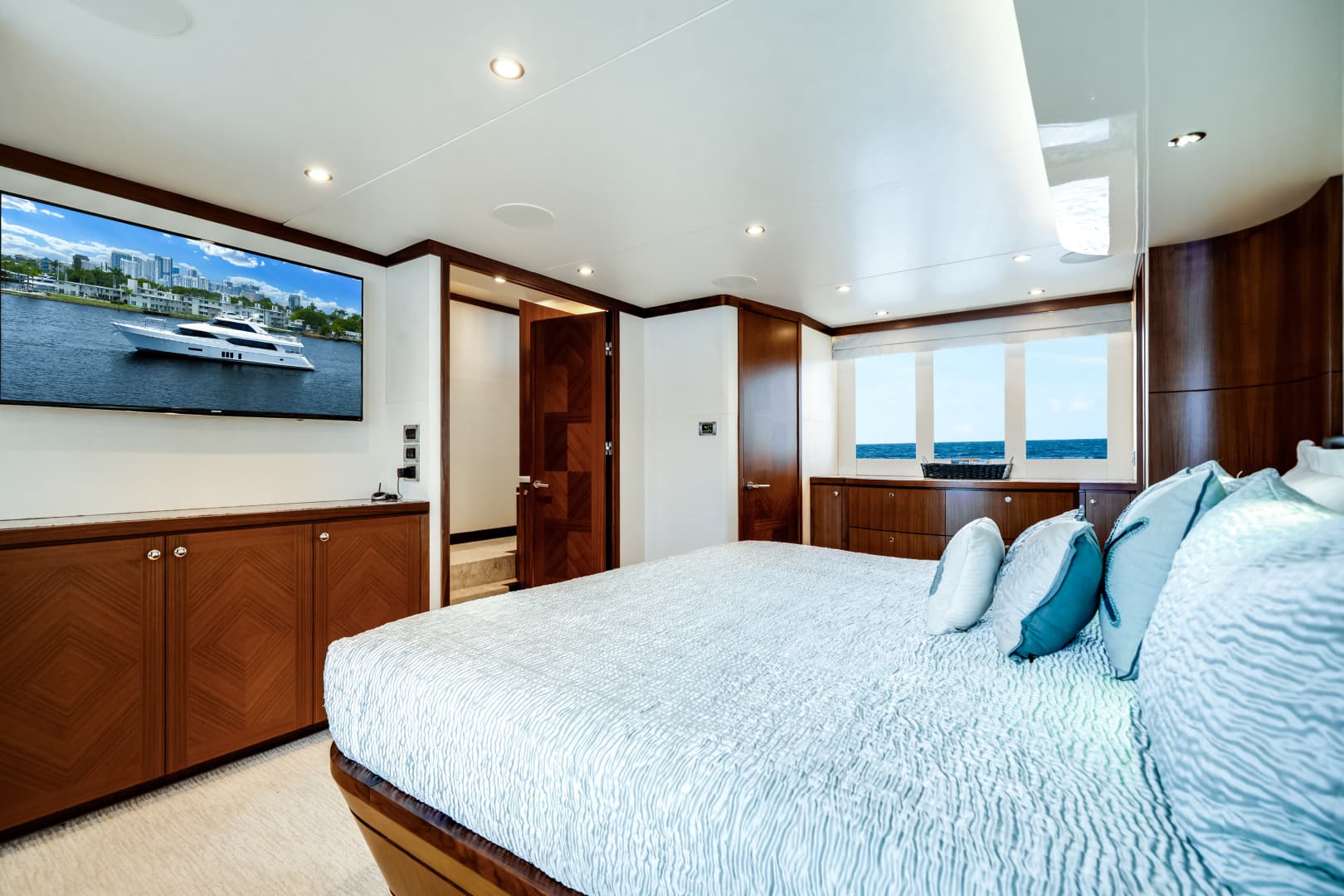 2016 Ocean Alexander 90 SKY LOUNGE