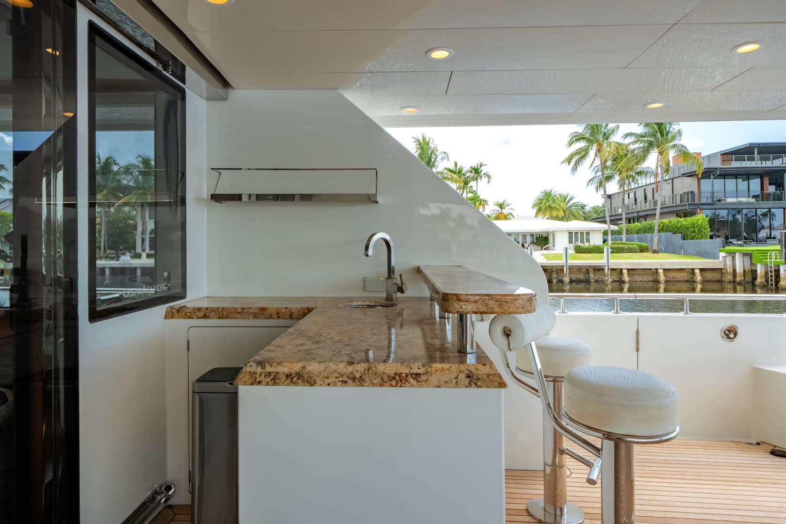 2016 Ocean Alexander 90 SKY LOUNGE