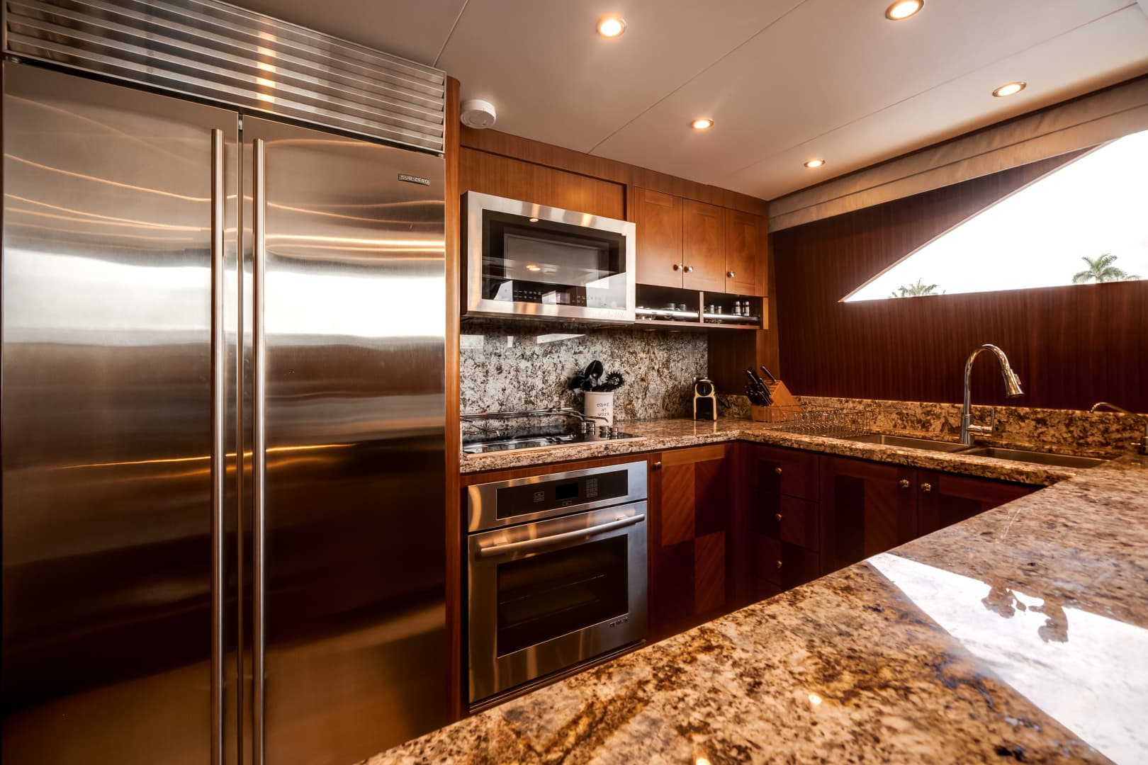 2016 Ocean Alexander 90 SKY LOUNGE