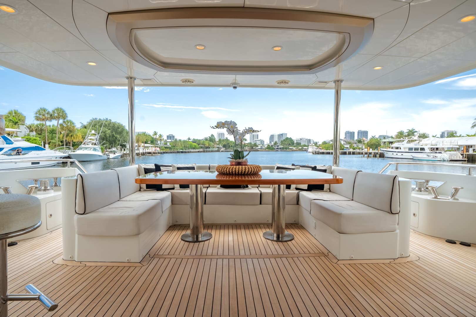 2016 Ocean Alexander 90 SKY LOUNGE