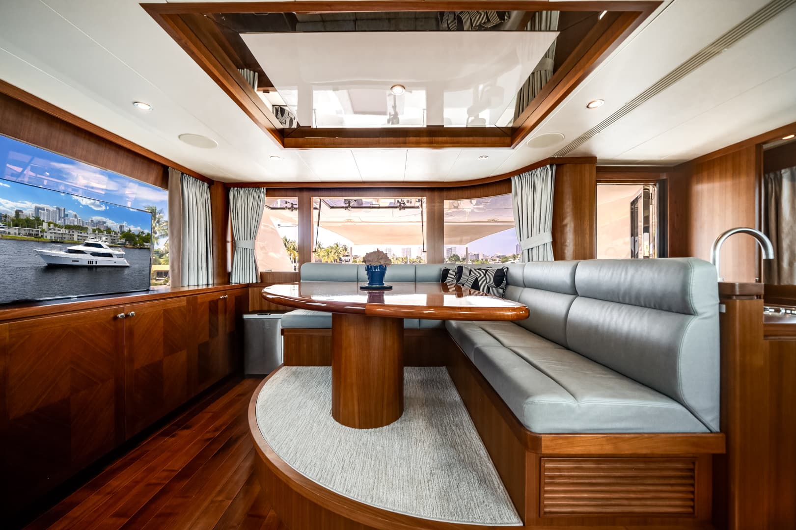2016 Ocean Alexander 90 SKY LOUNGE