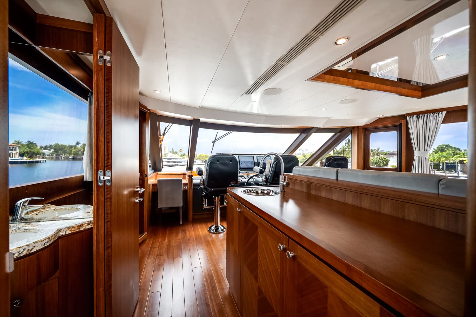 2016 Ocean Alexander 90 SKY LOUNGE