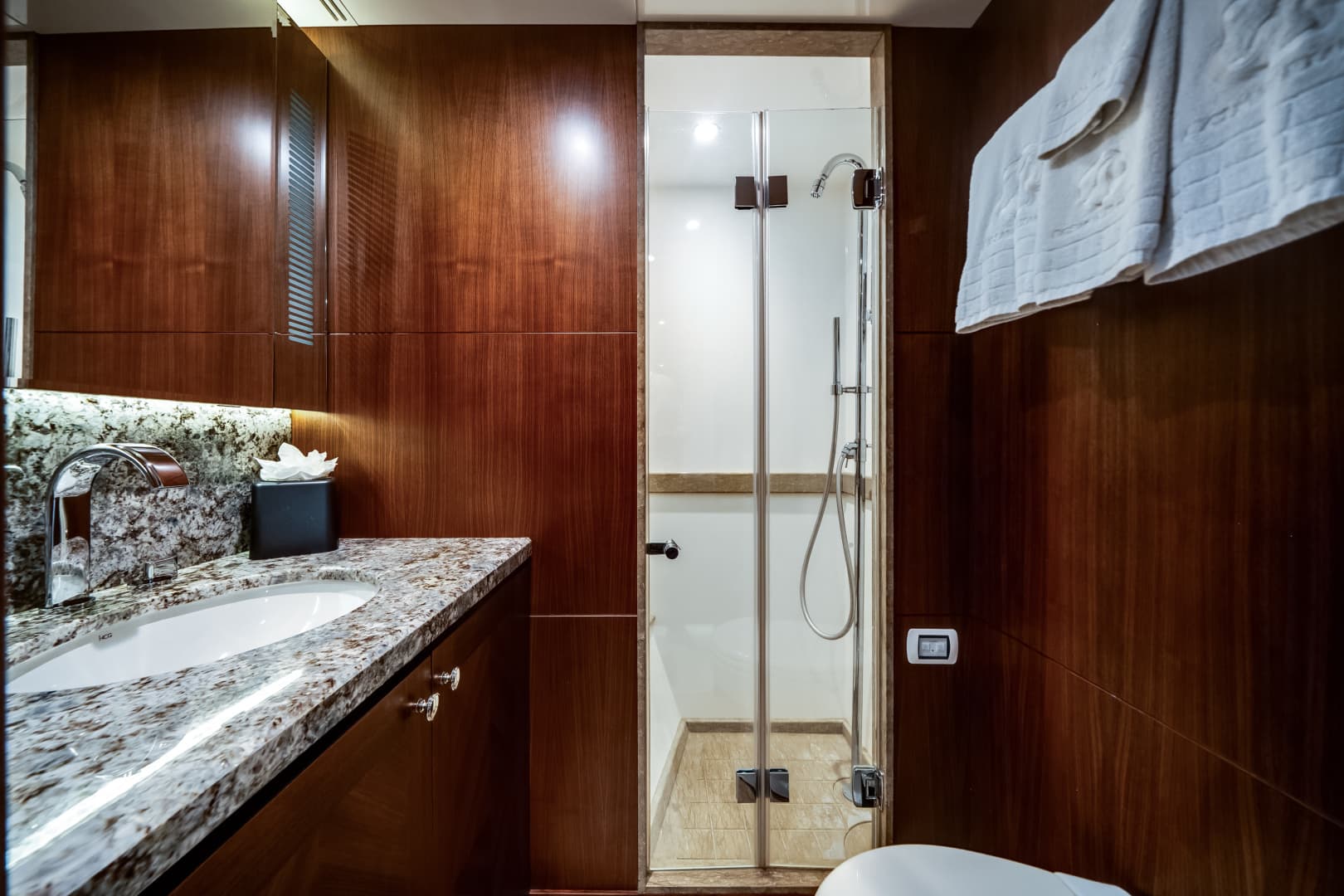2016 Ocean Alexander 90 SKY LOUNGE
