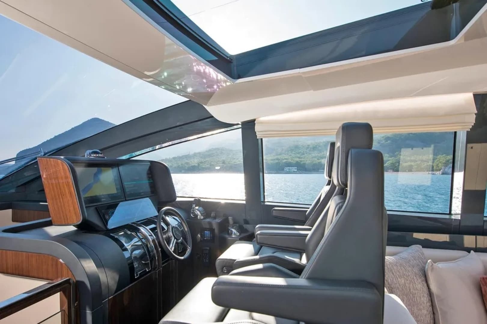 2023 Lazzara Yachts 