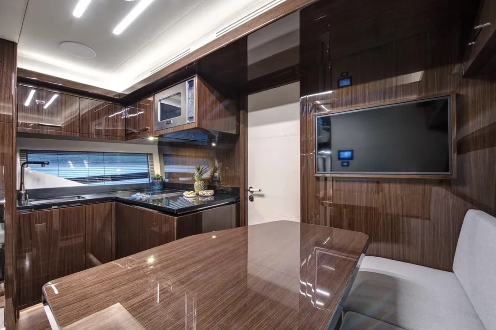 2023 Lazzara Yachts 