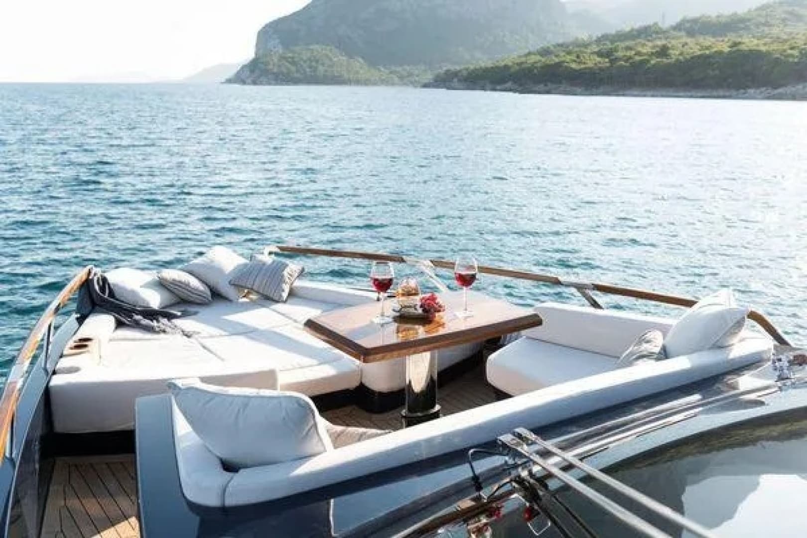 2023 Lazzara Yachts 