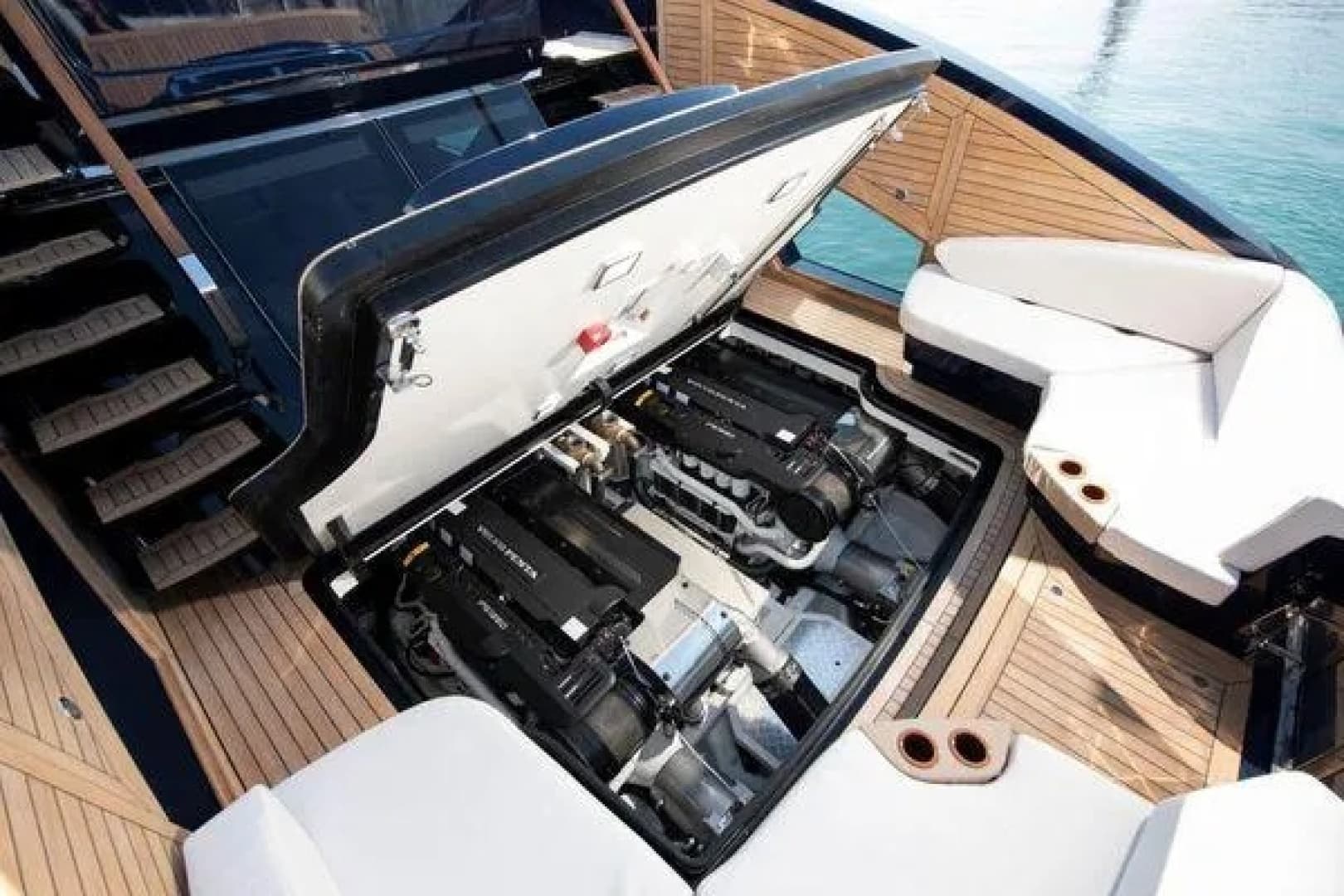 2023 Lazzara Yachts 