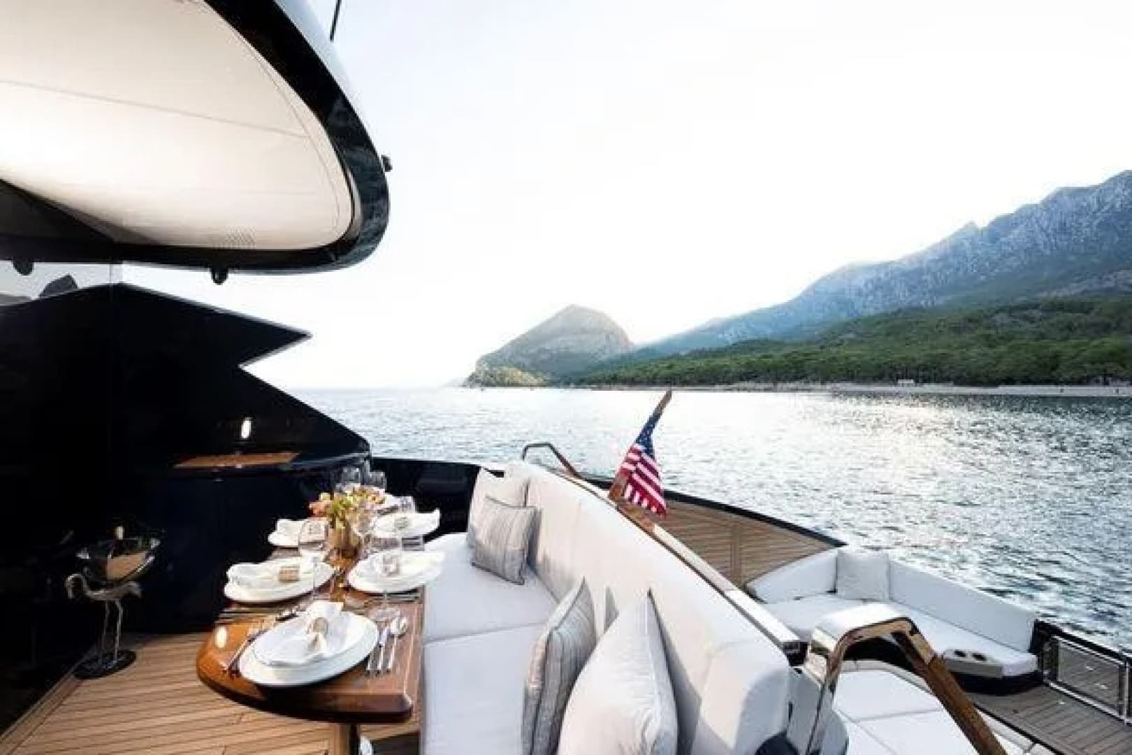 2023 Lazzara Yachts 