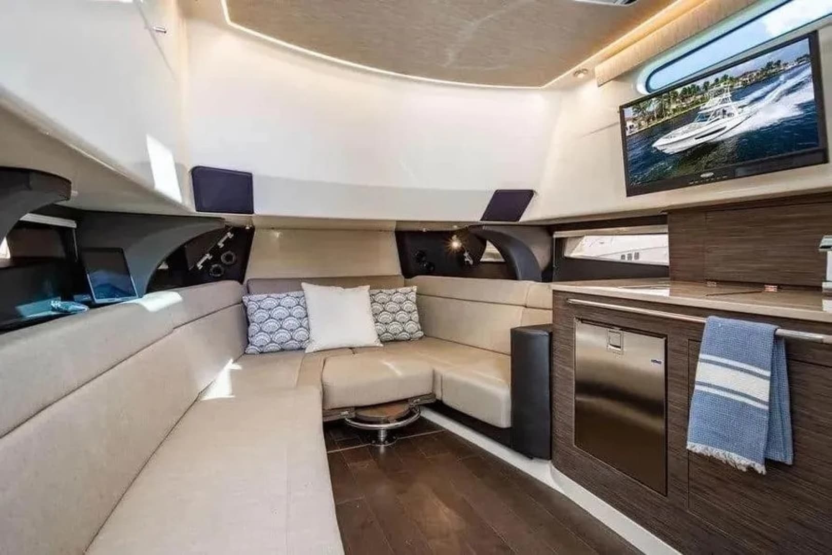 2022 Boston Whaler 