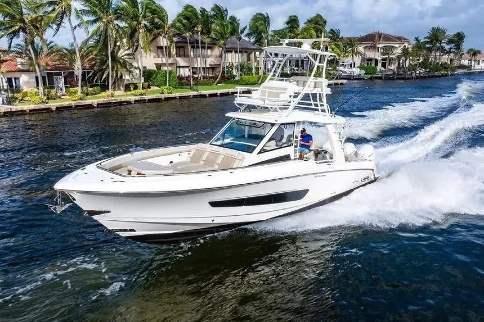 2022 Boston Whaler 