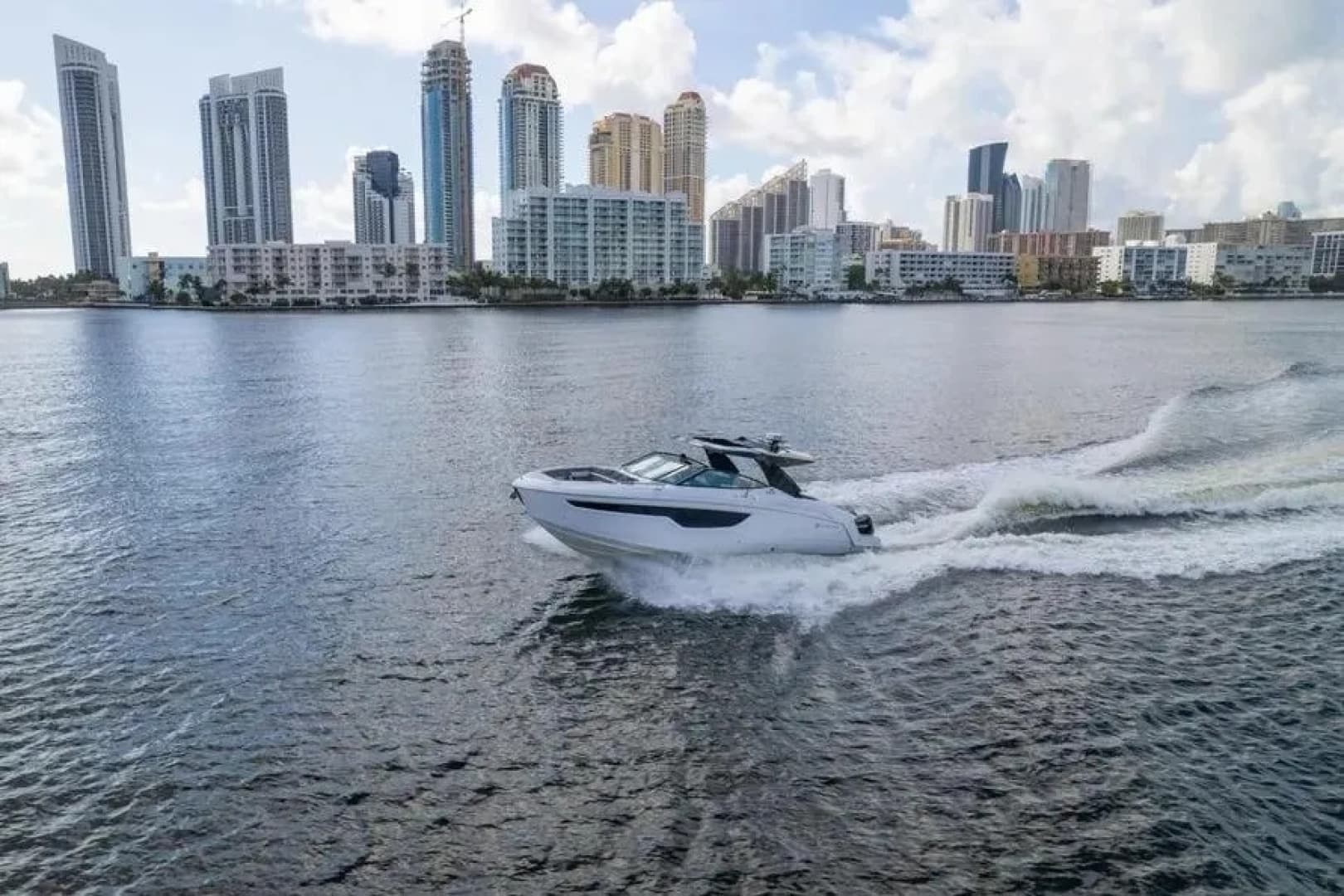 2021 Cruisers Yachts 