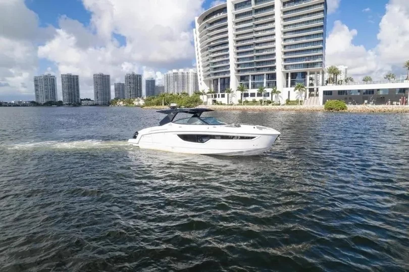 2021 Cruisers Yachts 