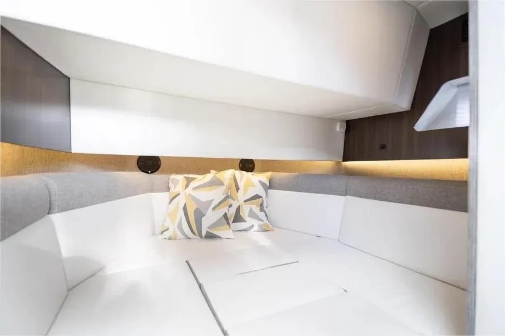 2021 Cruisers Yachts 