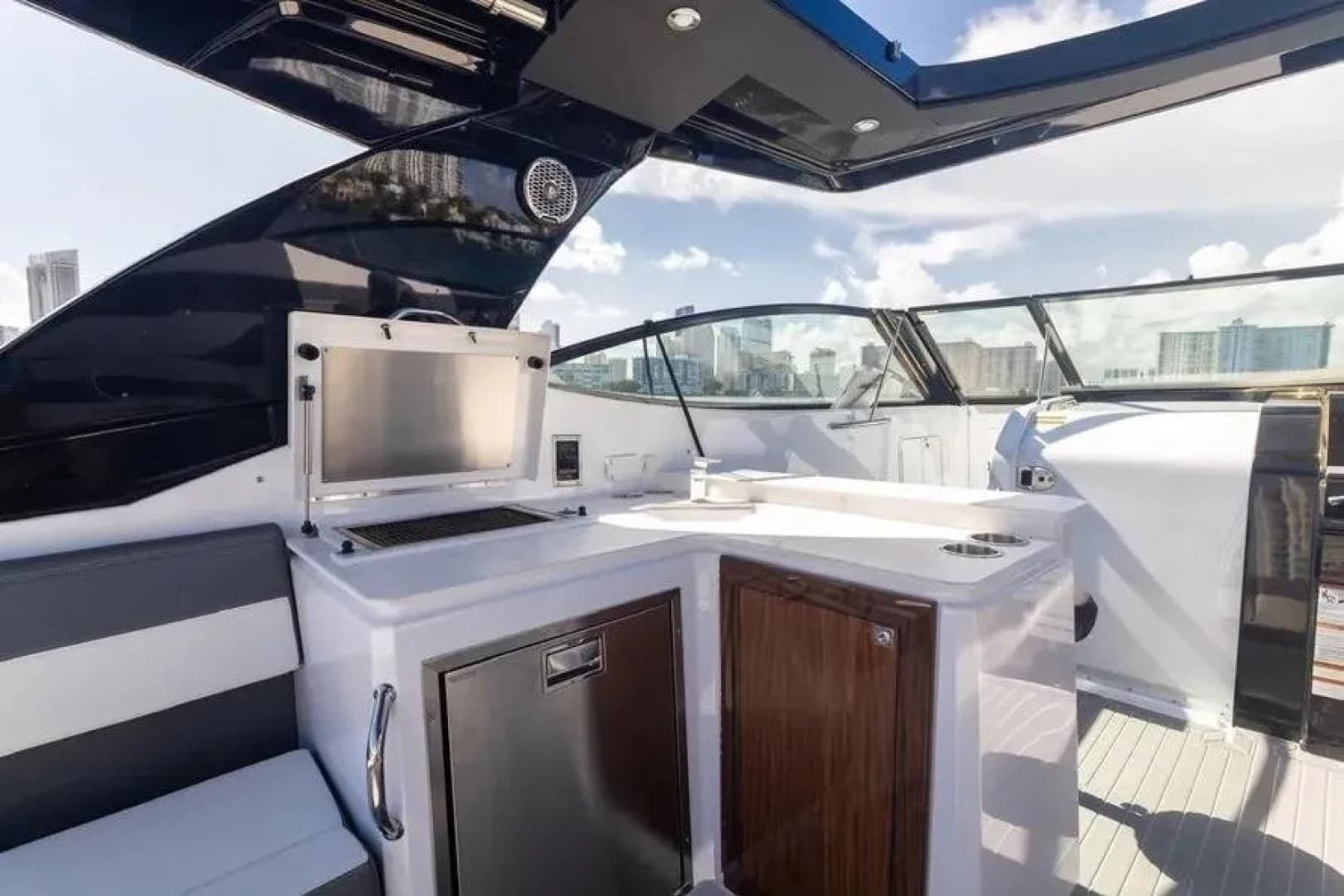 2021 Cruisers Yachts 