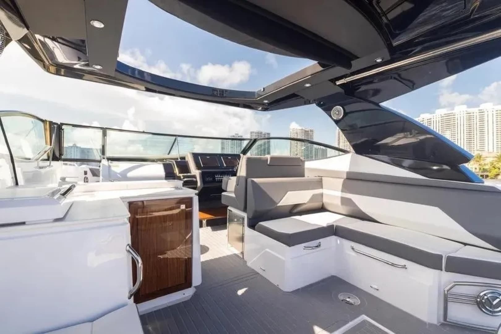2021 Cruisers Yachts 
