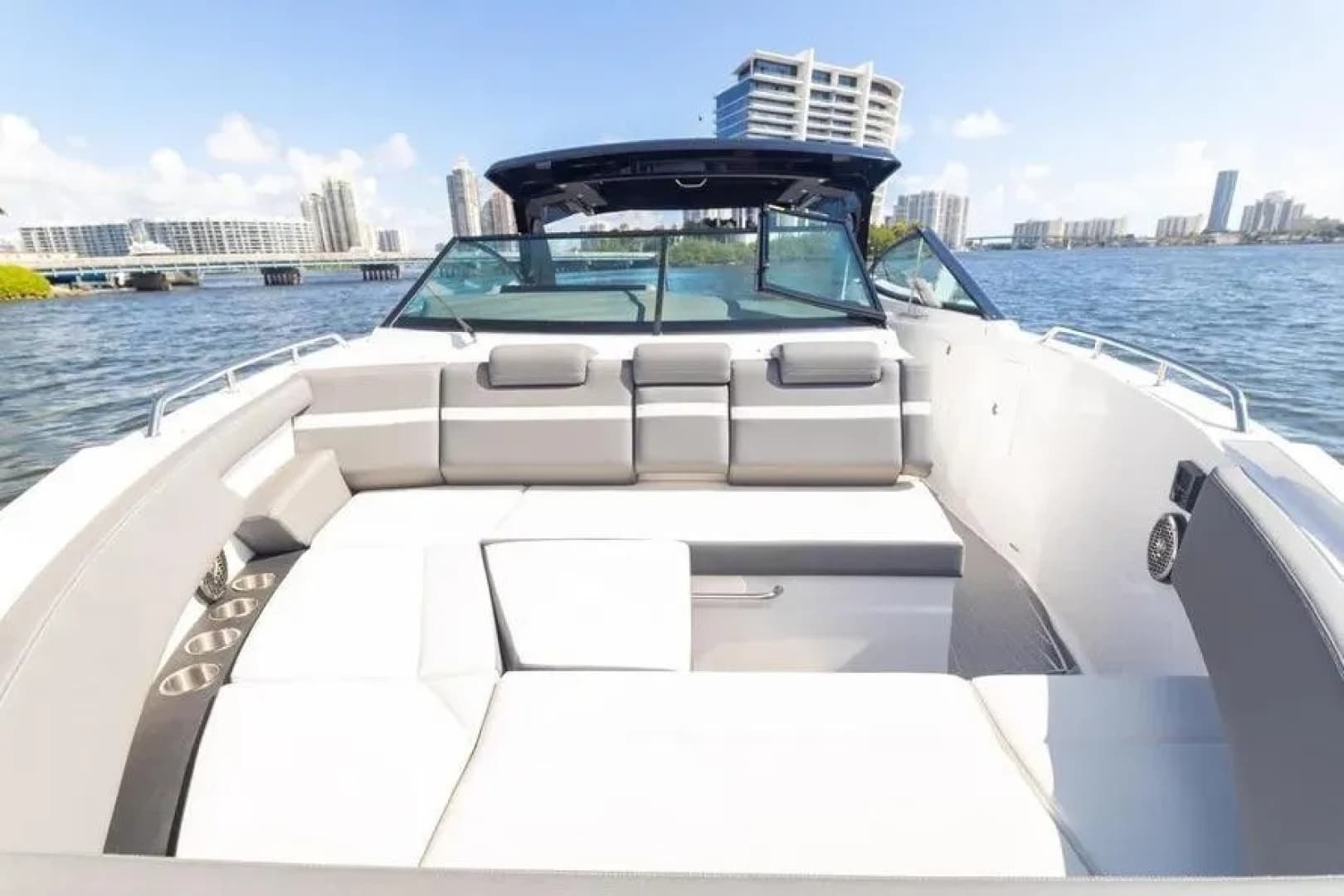 2021 Cruisers Yachts 