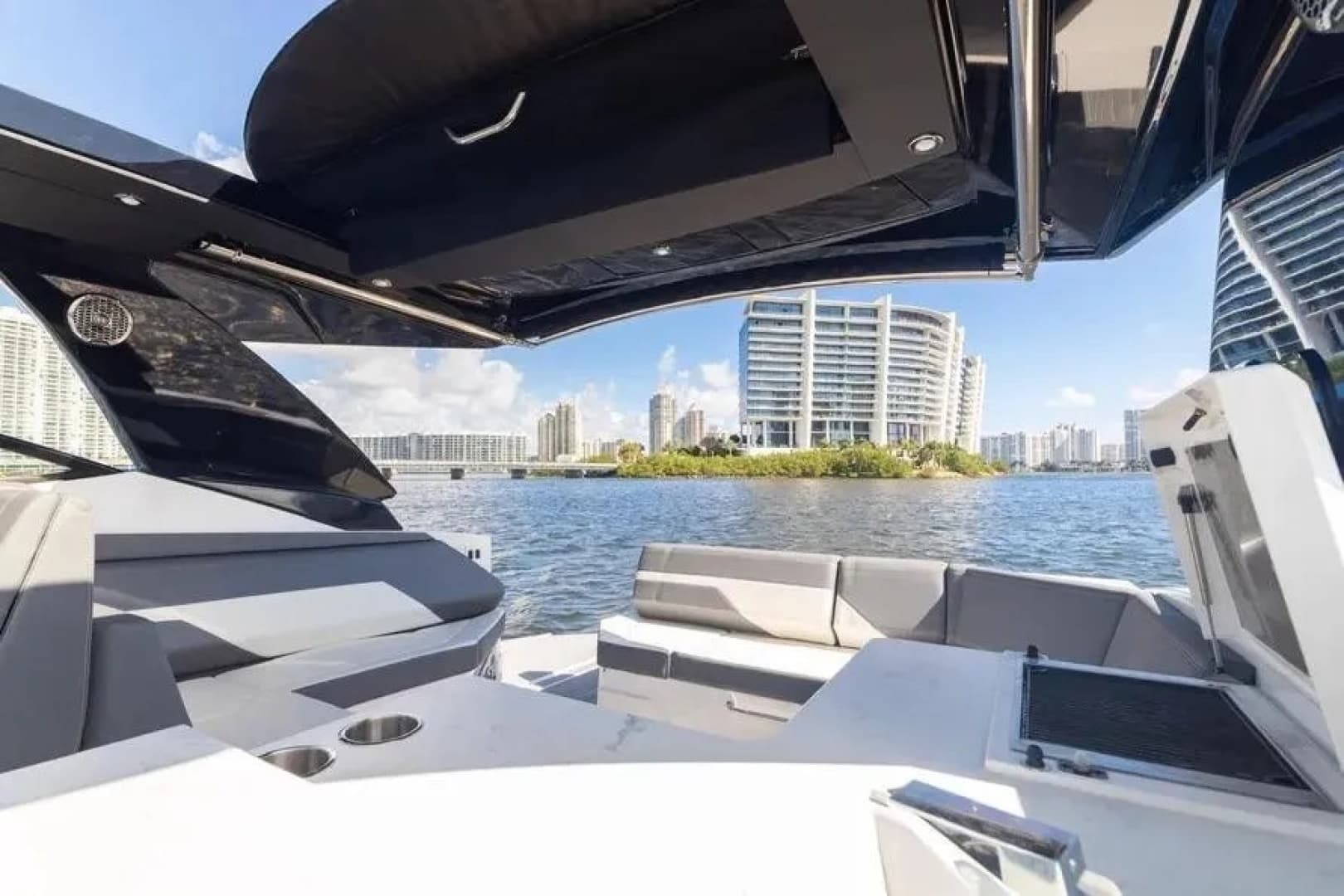 2021 Cruisers Yachts 