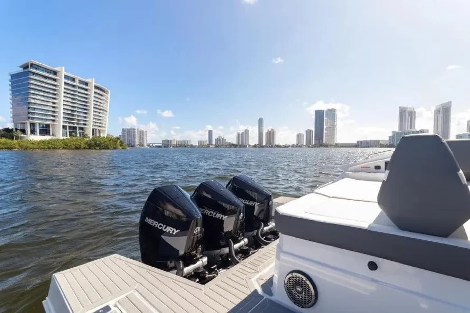 2021 Cruisers Yachts 