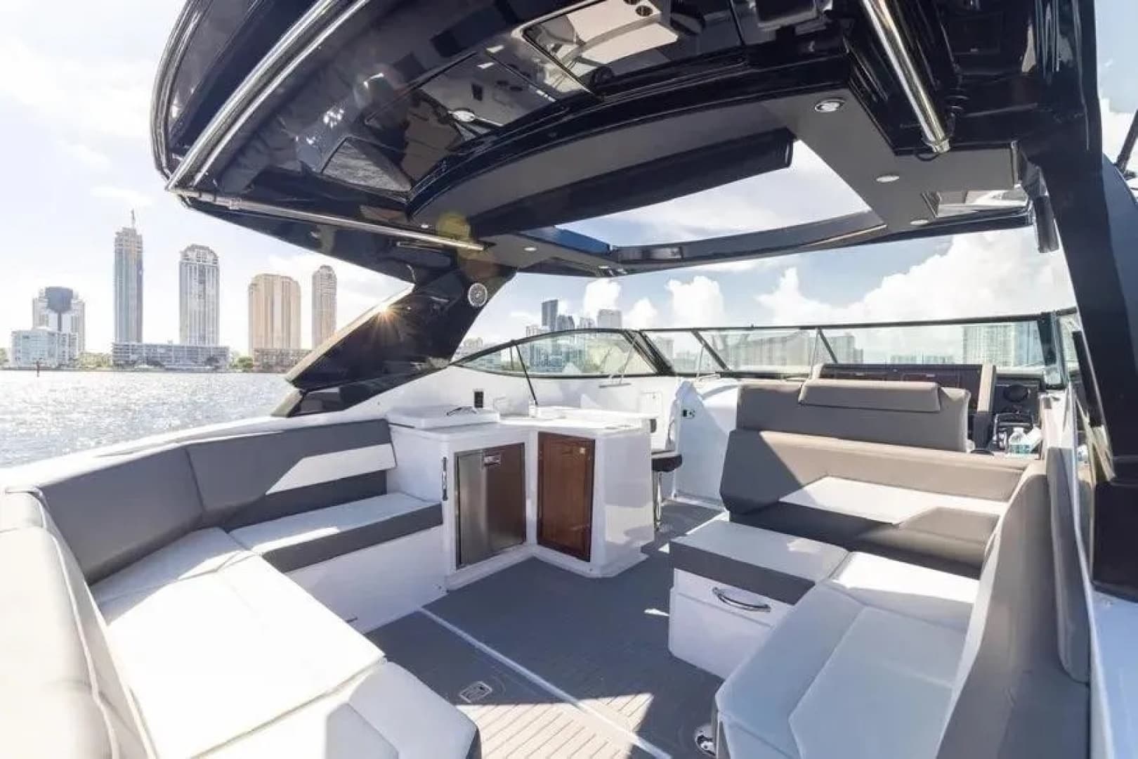 2021 Cruisers Yachts 