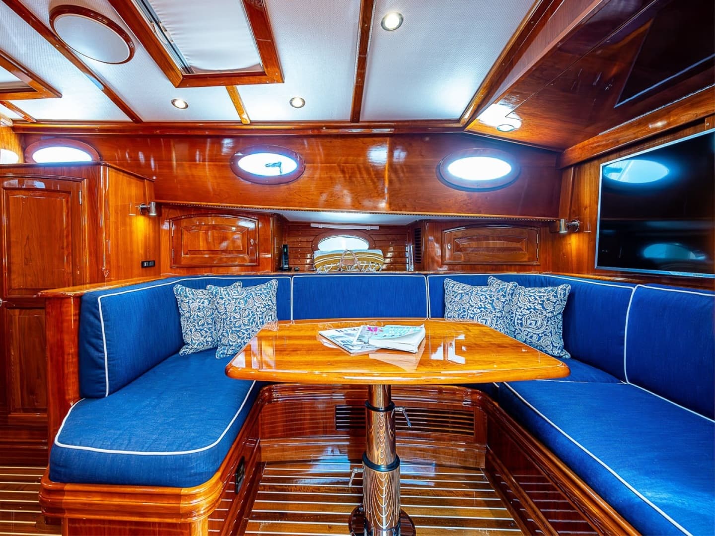 Lower Salon Outboard