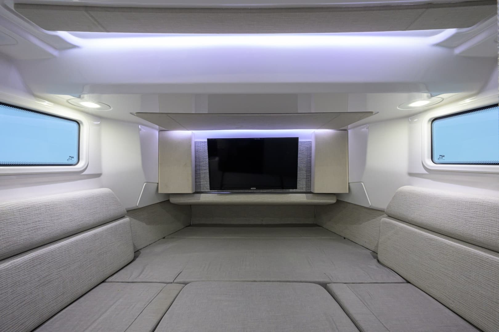 Everglades 45 GALLANT LADY - Cabin Berth