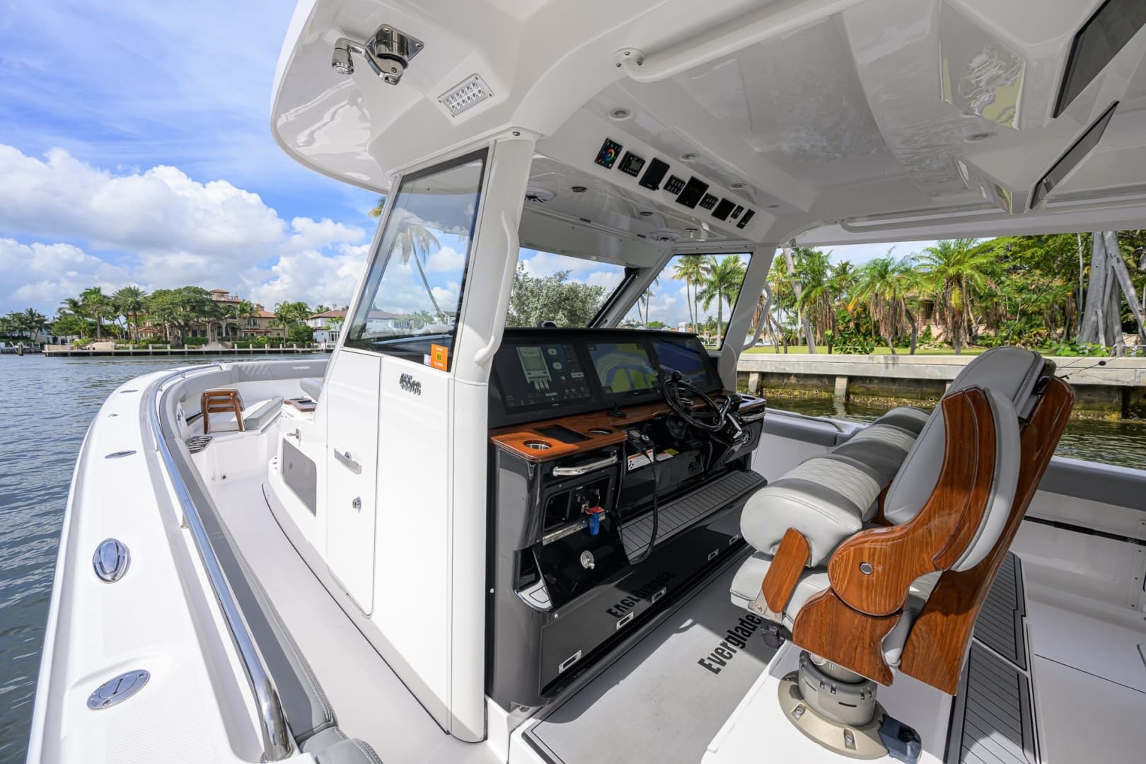 Everglades 45 GALLANT LADY - Port Side Helm