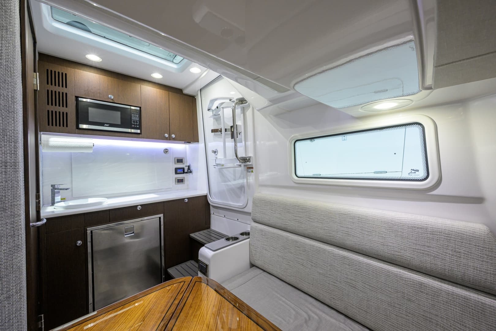 Everglades 45 GALLANT LADY - Cabin Entrance & Galley