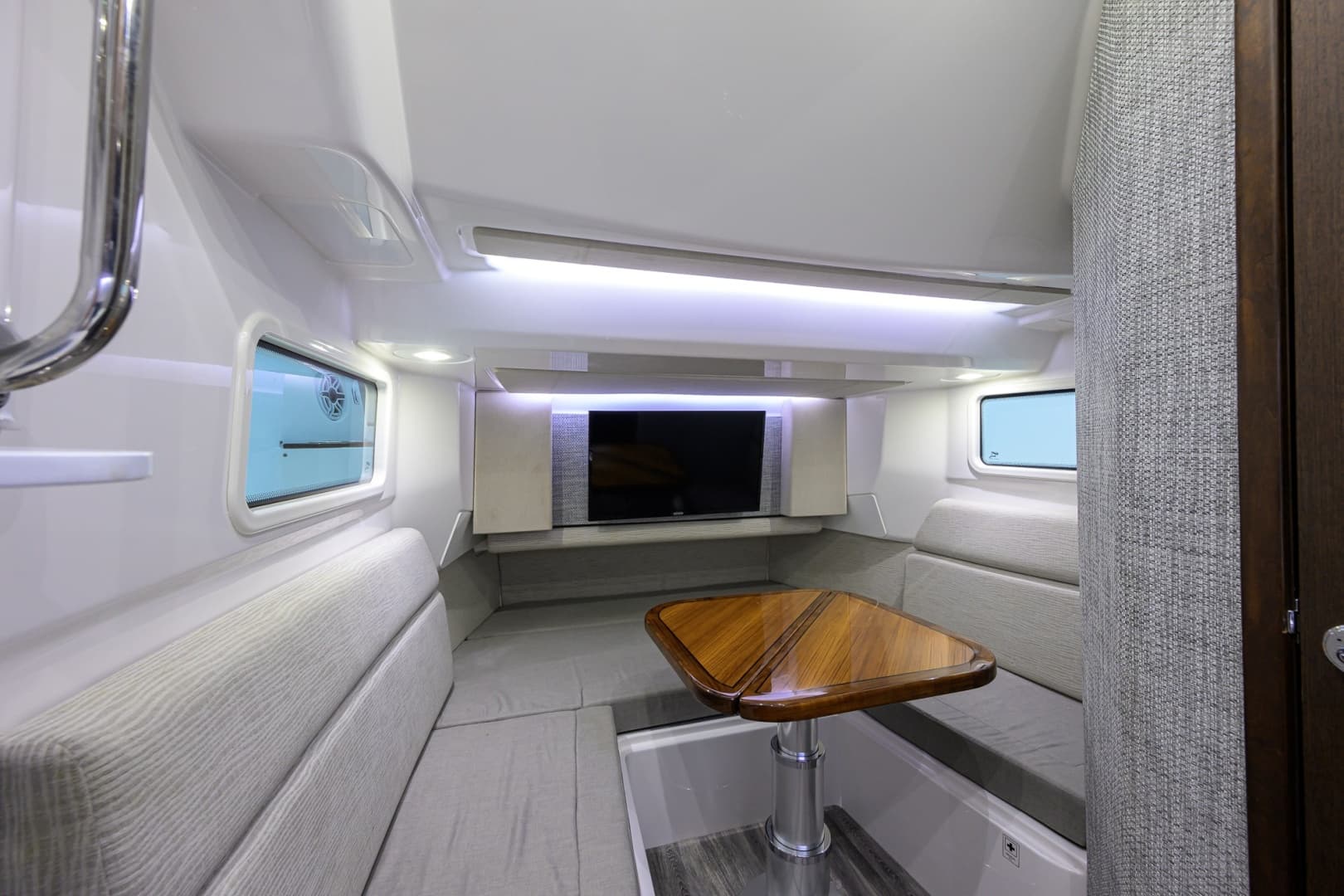 Everglades 45 GALLANT LADY - Cabin Seating & Table
