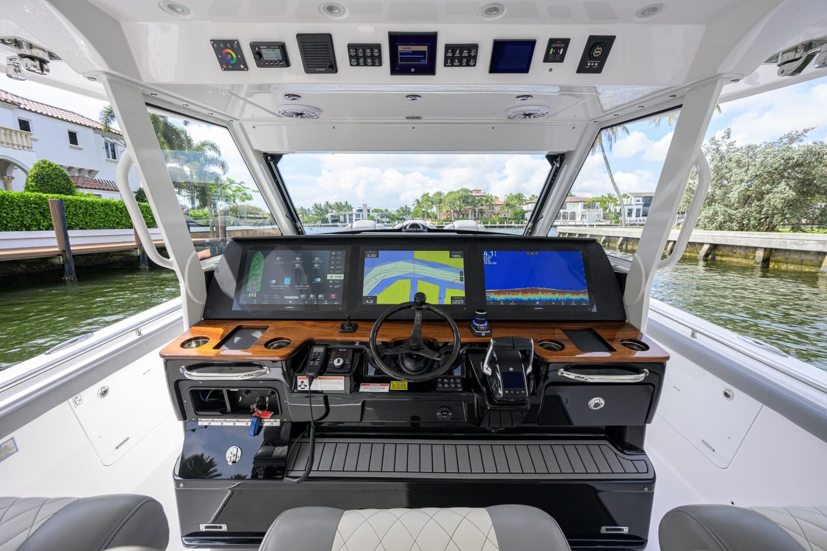 Everglades 45 GALLANT LADY - Helm Station