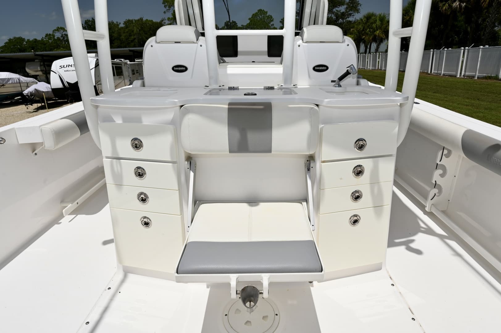 Tackle Center, Seat Down