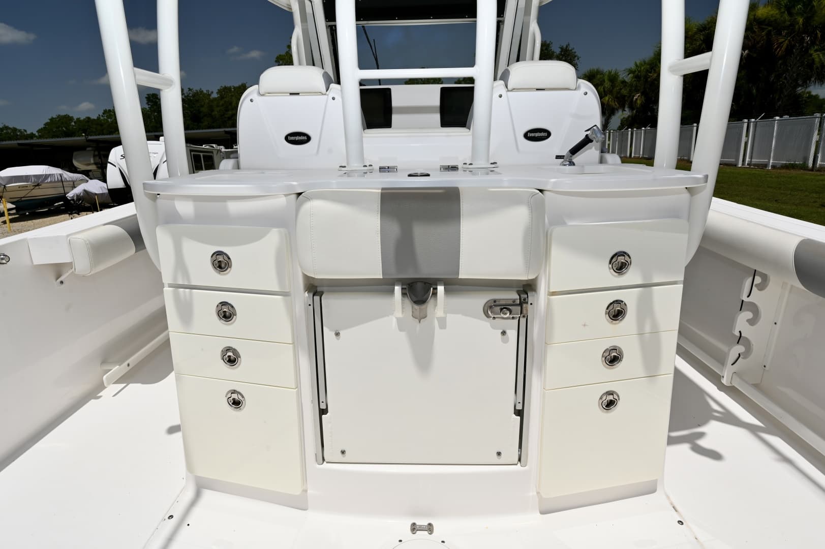 Tackle Center, Seat Up