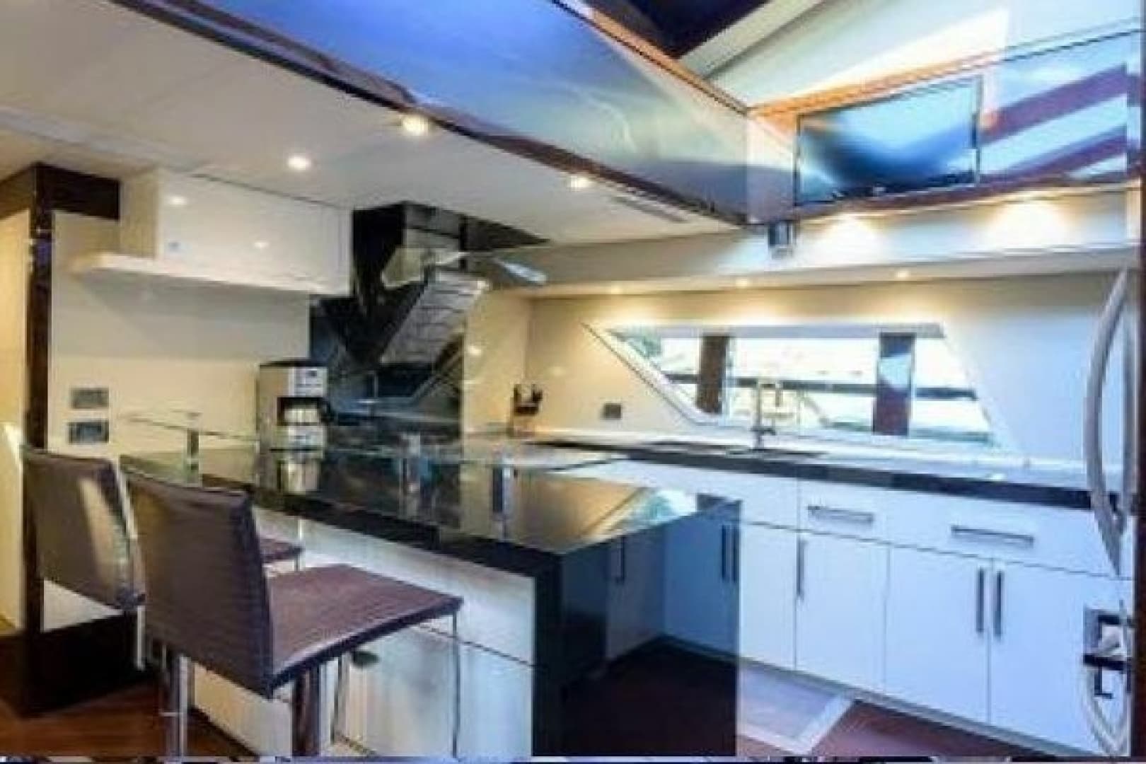 2012 Lazzara Yachts LSX 95 Flybridge