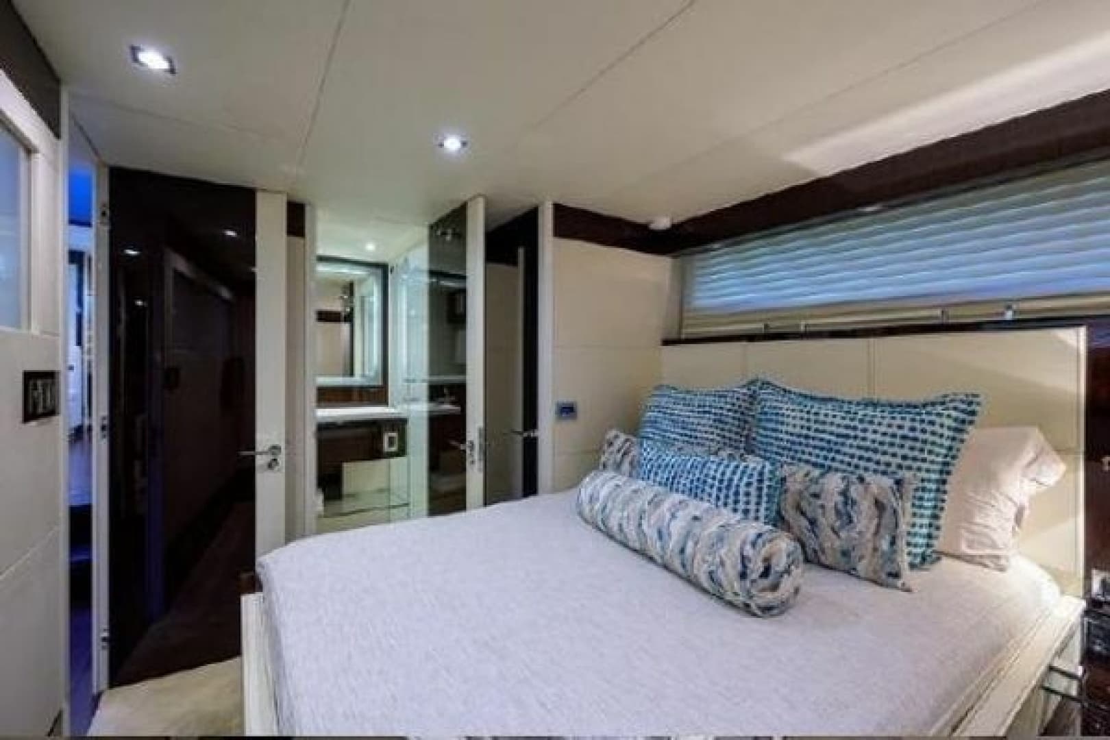 2012 Lazzara Yachts LSX 95 Flybridge