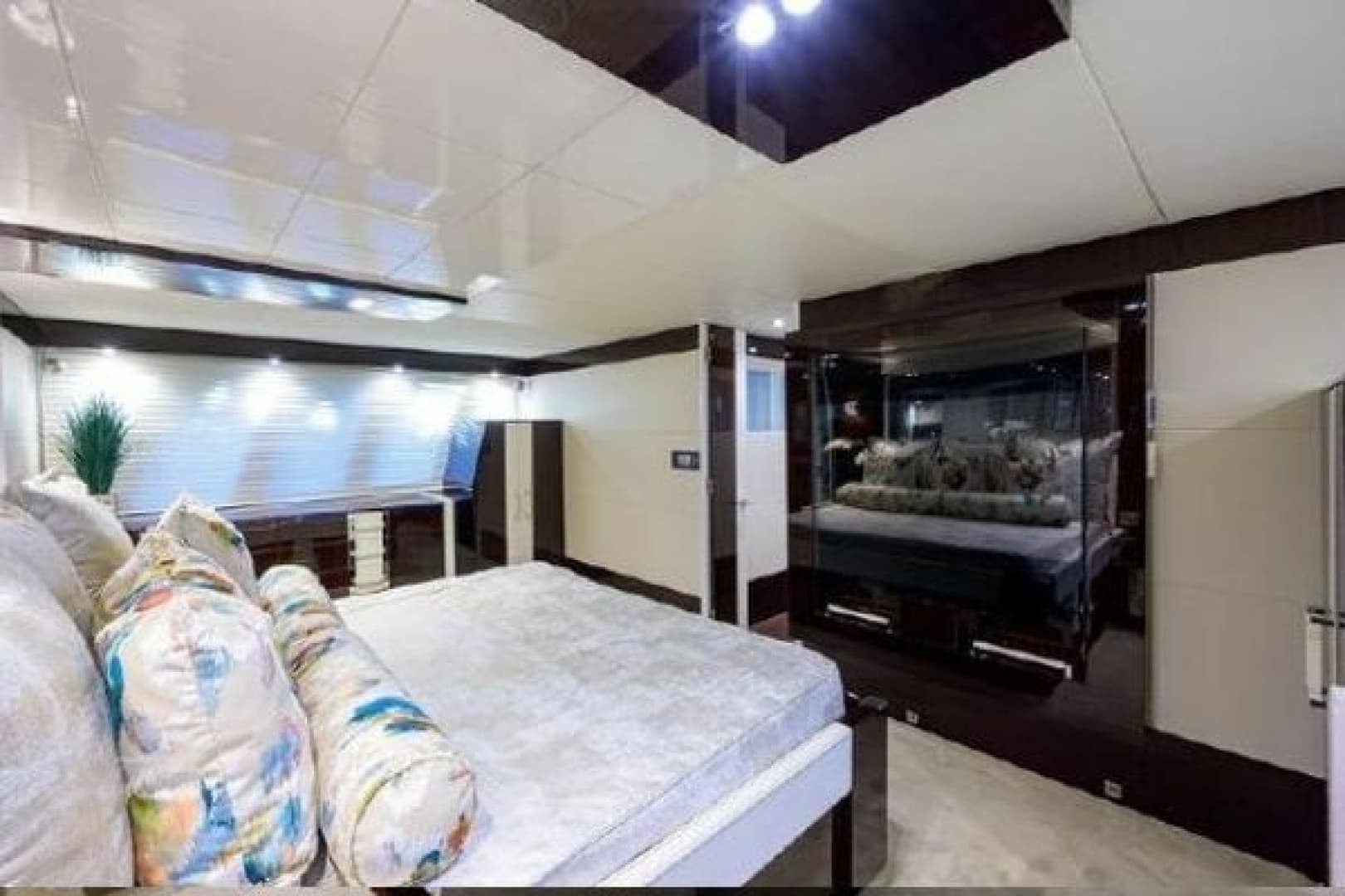 2012 Lazzara Yachts LSX 95 Flybridge
